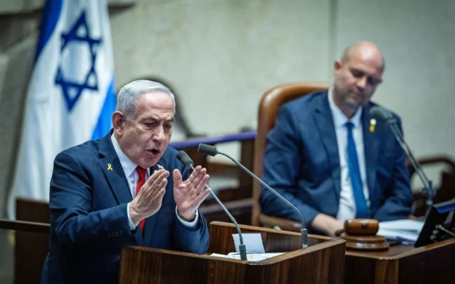 Le Premier ministre Benjamin Netanyahu devant la Knesset lors d'un débat consacré à la mise en place d'une commission d'enquête d'État sur les événements entourant l'invasion du Hamas le 7 octobre 2023, le 3 mars 2025. À sa gauche, le président de la Knesset, Amir Ohana. (Crédit : Chaim Goldberg/Flash90)