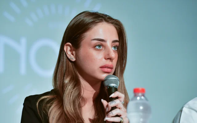 L'ex-otage Mia Schem lors d'une conférence de presse avant un concert à la mémoire des victimes du festival Nova, tuées lors du pogrom du 7 octobre, à Tel Aviv, le 11 mars 2025. (Crédit : Avshalom Sassoni/Flash90)