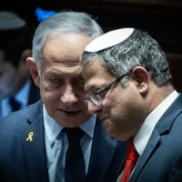 Le Premier ministre Benjamin Netanyahu (à gauche) et le ministre de la Sécurité nationale Itamar Ben Gvir (à droite) nouvellement réintégré dans le plénum de la Knesset à Jérusalem, le 19 mars 2025.
(Crédit : Yonatan Sindel/Flash90)