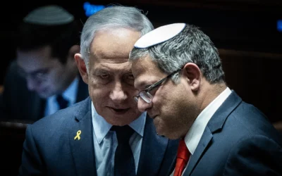 Le Premier ministre Benjamin Netanyahu (à gauche) et le ministre de la Sécurité nationale Itamar Ben Gvir (à droite) nouvellement réintégré dans le plénum de la Knesset à Jérusalem, le 19 mars 2025.
(Crédit : Yonatan Sindel/Flash90)