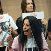 Einav Zangauker, dont le fils Matan est retenu en otage à Gaza, assiste à une réunion de commission à la Knesset le 5 mai 2025 (Crédit : Yonatan Sindel/Flash90)