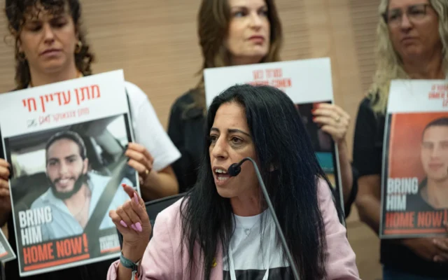 Einav Zangauker, dont le fils Matan est retenu en otage à Gaza, assiste à une réunion de commission à la Knesset le 5 mai 2025 (Crédit : Yonatan Sindel/Flash90)