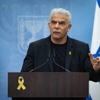 Le chef du parti de Yesh Atid, YaÏr Lapid, dirigeant une réunion de sa faction à la Knesset, à Jérusalem, le 5 mai 2025. (Crédit : Yonatan Sindel/Flash90)