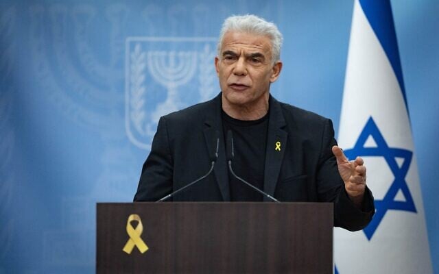 Le chef du parti de Yesh Atid, YaÏr Lapid, dirigeant une réunion de sa faction à la Knesset, à Jérusalem, le 5 mai 2025. (Crédit : Yonatan Sindel/Flash90)