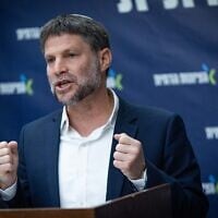 Le ministre des Finances Bezalel Smotrich dirigeant une réunion de sa faction HaTzionout HaDatit , à la Knesset, à Jérusalem, le 5 mai 2025. (Crédit : Yonatan Sindel/Flash90)