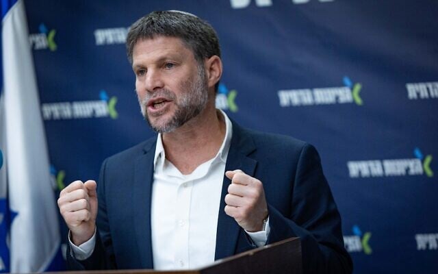 Le ministre des Finances Bezalel Smotrich dirigeant une réunion de sa faction HaTzionout HaDatit , à la Knesset, à Jérusalem, le 5 mai 2025. (Crédit : Yonatan Sindel/Flash90)