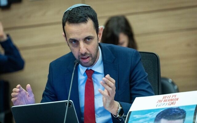 Le député Likud Ariel Kallners'exprimant  lors d'une réunion de la commission Constitution, du Droit et de la Justice de la Knesset, le 5 mai 2025. ( (Crédit : Yonatan Sindel/Flash90)