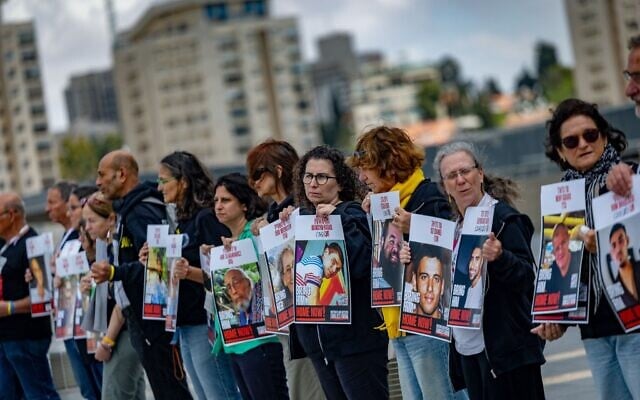 Des familles d'otages retenus dans la bande de Gaza et des activistes manifestent devant la Knesset à Jérusalem, le 5 mai 2025. (Crédit : Yonatan Sindel/Flash90)