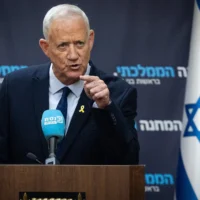 Le chef du parti HaMahane HaMamlahti, Benny Gantz, dirige une réunion de faction à la Knesset, à Jérusalem, le 5 mai 2025. (Crédit : Yonatan Sindel/Flash90)