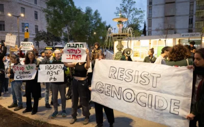 Des activistes protestent contre la guerre à Gaza, à Jérusalem, le 9 avril 2025. (Crédit : Chaim Goldberg/Flash90)