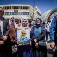 Des Palestiniens participent à une manifestation de soutien aux prisonniers palestiniens détenus dans les prisons israéliennes, dans la ville d'Hébron en Cisjordanie, le 17 avril 2025. (Crédit : Wisam Hashlamoun/Flash90)