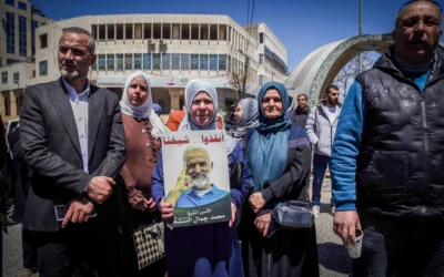 Des Palestiniens participent à une manifestation de soutien aux prisonniers palestiniens détenus dans les prisons israéliennes, dans la ville d'Hébron en Cisjordanie, le 17 avril 2025. (Crédit : Wisam Hashlamoun/Flash90)