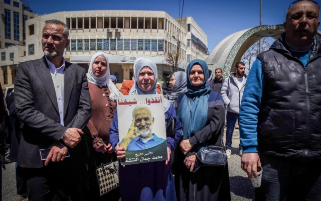 Des Palestiniens participent à une manifestation de soutien aux prisonniers palestiniens détenus dans les prisons israéliennes, dans la ville d'Hébron en Cisjordanie, le 17 avril 2025. (Crédit : Wisam Hashlamoun/Flash90)