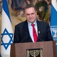 Le ministre de la Défense israélien Katz assistant à une cérémonie de commémoration de la Shoah, à la Knesset, à Jérusalem, le 24 avril 2025. (Crédit : Arie Leib Abrams/Flash90)