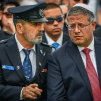 Le ministre de la sécurité nationale, Itamar Ben Gvir, et le chef de la police, Danny Levy, au cimetière militaire du Mont Herzl, à l'occasion de Yom HaZikaron, le 30 avril 2025. (Crédit : Arie Leib Abrams/Flash90)
