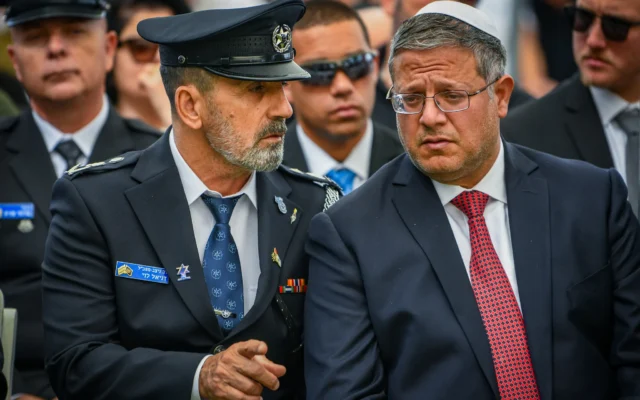 Le ministre de la sécurité nationale, Itamar Ben Gvir, et le chef de la police, Danny Levy, au cimetière militaire du Mont Herzl, à l'occasion de Yom HaZikaron, le 30 avril 2025. (Crédit : Arie Leib Abrams/Flash90) Le ministre de la sécurité nationale, Itamar Ben Gvir, et le chef de la police, Danny Levy, au cimetière militaire du Mont Herzl, à l'occasion de Yom HaZikaron, le 30 avril 2025. (Crédit : Arie Leib Abrams/Flash90)