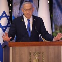 Le Premier ministre Benjamin Netanyahu assiste à une cérémonie à la mémoire des soldats israéliens tombés au combat, au cimetière militaire du Mont Herzl à Jérusalem, le 30 avril 2025. (Crédit : Marc Israel Sellem/POOL)