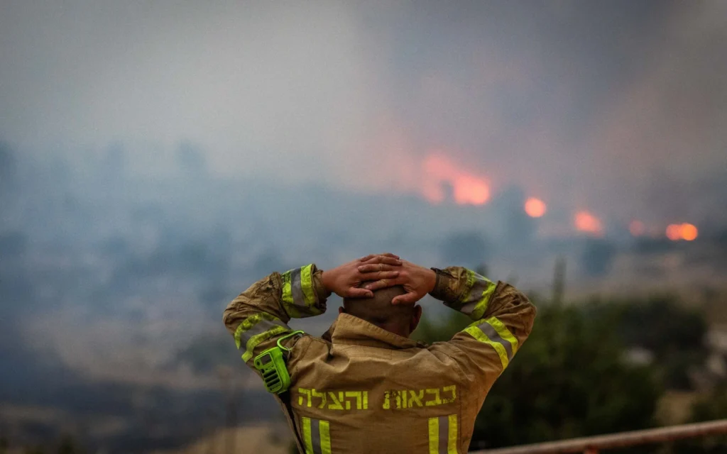 Un gigantesque incendie de forêt près de Mevo Horon, le 30 avril 2025. (Crédit : Yonatan Sindel/Flash90)