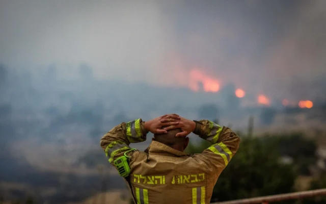 Un gigantesque incendie de forêt près de Mevo Horon, le 30 avril 2025. (Crédit : Yonatan Sindel/Flash90) Un gigantesque incendie de forêt près de Mevo Horon, le 30 avril 2025. (Crédit : Yonatan Sindel/Flash90)