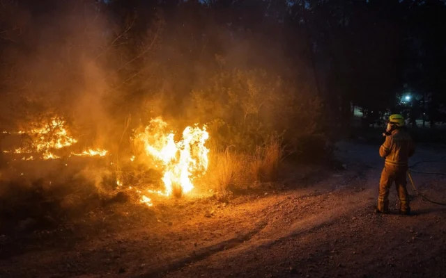 Des pompiers tentent d'éteindre un gigantesque feu de forêt à Canada Park le 30 avril 2025. (Crédit : Yonatan Sindel/Flash90) Des pompiers tentent d'éteindre un gigantesque feu de forêt à Canada Park le 30 avril 2025. (Crédit : Yonatan Sindel/Flash90)