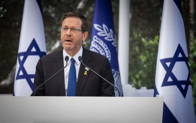 Le président Isaac Herzog s'exprime lors d'un événement organisé en l'honneur de soldats exceptionnels dans le cadre des célébrations du 77e jour de l'indépendance d'Israël, à la résidence du président à Jérusalem, le 1er mai 2025. (Crédit : Yonatan Sindel/Flash90) Le président Isaac Herzog s'exprime lors d'un événement organisé en l'honneur de soldats exceptionnels dans le cadre des célébrations du 77e jour de l'indépendance d'Israël, à la résidence du président à Jérusalem, le 1er mai 2025. (Crédit : Yonatan Sindel/Flash90)