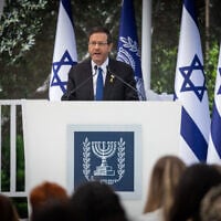 Le président Isaac Herzog s'exprime lors d'un événement organisé en l'honneur de soldats exceptionnels dans le cadre des célébrations du 77e jour de l'indépendance d'Israël, à la résidence du président à Jérusalem, le 1er mai 2025. (Crédit : Yonatan Sindel/Flash90)