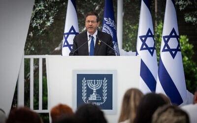 Le président Isaac Herzog s'exprime lors d'un événement organisé en l'honneur de soldats exceptionnels dans le cadre des célébrations du 77e jour de l'indépendance d'Israël, à la résidence du président à Jérusalem, le 1er mai 2025. (Crédit : Yonatan Sindel/Flash90)