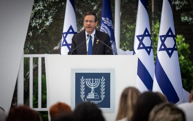 Le président Isaac Herzog s'exprime lors d'un événement organisé en l'honneur de soldats exceptionnels dans le cadre des célébrations du 77e jour de l'indépendance d'Israël, à la résidence du président à Jérusalem, le 1er mai 2025. (Crédit : Yonatan Sindel/Flash90) Le président Isaac Herzog s'exprime lors d'un événement organisé en l'honneur de soldats exceptionnels dans le cadre des célébrations du 77e jour de l'indépendance d'Israël, à la résidence du président à Jérusalem, le 1er mai 2025. (Crédit : Yonatan Sindel/Flash90)