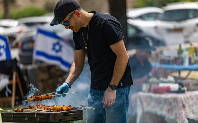Des personnes célèbrant le 77ᵉ Yom HaAtsmaout au parc Sacher à Jérusalem, le 1ᵉʳ mai 2025. (Crédit : Yonatan Sindel/Flash90)
