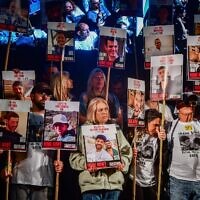 Rassemblement pour réclamer la libération des otages détenus par les terroristes du Hamas à Gaza, sur la Place des Otages, à Tel Aviv, le 3 mai 2025. (Crédit : Avshalom Sassoni/Flash90)