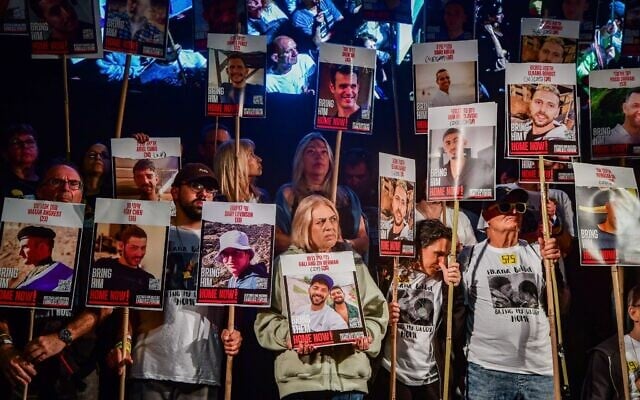 Rassemblement pour réclamer la libération des otages détenus par les terroristes du Hamas à Gaza, sur la Place des Otages, à Tel Aviv, le 3 mai 2025. (Crédit : Avshalom Sassoni/Flash90)