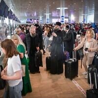 Des passagers, à l'aéroport Ben Gurion, près de Tel Aviv, le 4 mai 2025. (Crédit : Avshalom Sassoni/Flash90)