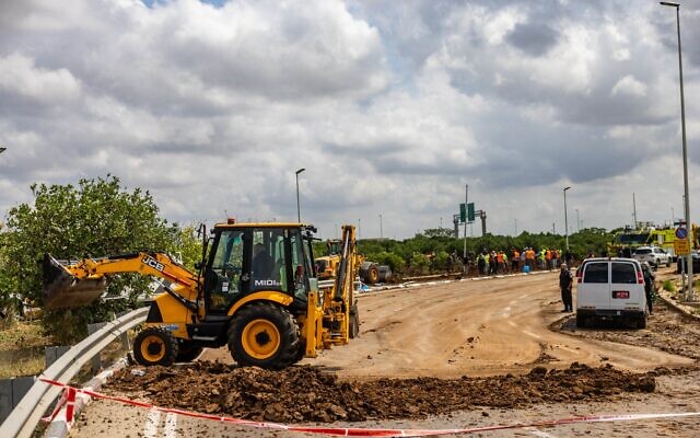 La scène après qu'un missile tiré depuis le Yémen a frappé une zone de l'aéroport Ben Gurion, le 4 mai 2025. (Crédit : Chaïm Goldberg/Flash90) La scène après qu'un missile tiré depuis le Yémen a frappé une zone de l'aéroport Ben Gurion, le 4 mai 2025. (Crédit : Chaïm Goldberg/Flash90)