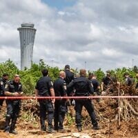 Les forces de sécurité israéliennes sur le site où un missile tiré depuis le Yémen a frappé une zone de l'aéroport Ben Gurion, le 4 mai 2025. (Crédit : Chaïm Goldberg/Flash90)