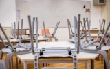 Une salle de classe vide dans une école de Tel Aviv, lors d'une grève, le 4 mai 2025. (Crédit : Yehoshua Yosef/Flash90)