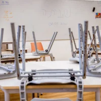 Une salle de classe vide dans une école de Tel Aviv, lors d'une grève, le 4 mai 2025 (Crédit : Yehoshua Yosef/Flash90).