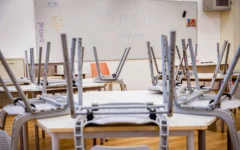 Une salle de classe vide dans une école de Tel Aviv, lors d'une grève, le 4 mai 2025. (Crédit : Yehoshua Yosef/Flash90)