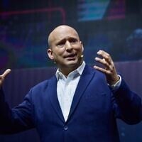 L'ancien Premier ministre Naftali Bennett prenant la parole à l'occasion d'une conférence les technologies, à Ness Ziona, le 5 mai 2025. (Crédit : Avshalom Sassoni/Flash90)