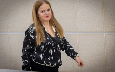 Sylvie Genesia, ancienne employée de la résidence du Premier ministre, arrive à l’audience du tribunal régional du travail, dans le cadre des poursuites qu'elle a engagées contre Sara Netanyahu, épouse du Premier ministre Benjamin Netanyahu, à Jérusalem, le 5 mai 2025. (Crédit : Chaim Goldberg/Flash 90)