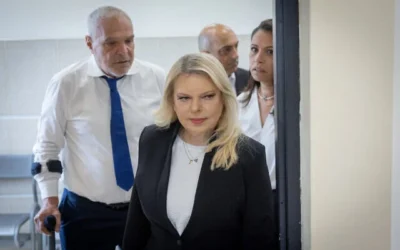 Sara Netanyahu arrivant au tribunal du travail de Jérusalem, le 5 mai 2025. (Crédit : Chaïm Goldberg/Flash90)