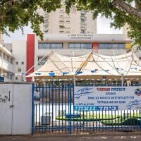 Vue sur une école fermée à Givatayim, pendant une grève, le 5 mar 2025. (Crédit : Miriam Alster/Flash90)