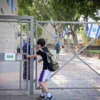 Quelques élèves retournent à l'école à Tel Aviv après une grève nationale des enseignants suite à une réduction de leurs salaires, le 6 mai 2025. (Crédit : Avshalom Sassoni/Flash90)