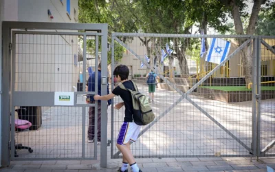 Quelques élèves retournent à l'école à Tel Aviv après une grève nationale des enseignants suite à une réduction de leurs salaires, le 6 mai 2025. (Crédit : Avshalom Sassoni/Flash90)