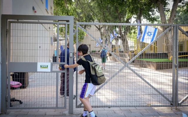 Quelques élèves retournent à l'école à Tel Aviv après une grève nationale des enseignants suite à une réduction de leurs salaires, le 6 mai 2025. (Crédit : Avshalom Sassoni/Flash90) Quelques élèves retournent à l'école à Tel Aviv après une grève nationale des enseignants suite à une réduction de leurs salaires, le 6 mai 2025. (Crédit : Avshalom Sassoni/Flash90)