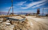 Des ouvriers réparant une route endommagée par les inondations près de la mer Morte, le 6 mai 2025. (Crédit : Noam Revkin Fenton/Flash90)