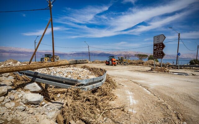 Des ouvriers réparant une route endommagée par les inondations près de la mer Morte, le 6 mai 2025. (Crédit : Noam Revkin Fenton/Flash90) Des ouvriers réparant une route endommagée par les inondations près de la mer Morte, le 6 mai 2025. (Crédit : Noam Revkin Fenton/Flash90)