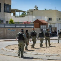 Photo d'Illustration : La police effectue un raid dans la ville bédouine de Rahat, dans le sud du pays, le 7 mai 2025. (Crédit : Chaim Goldberg/Flash90)