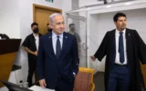 Le Premier ministre Benjamin Netanyahu arrivant dans la salle d'audience du tribunal de Tel Aviv, avant le début de son témoignage dans le procès intenté contre lui, le 7 mai 2025. (Crédit : Moti Milrod/POOL)