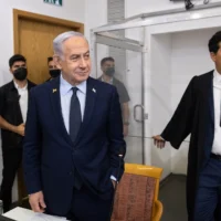 Le Premier ministre Benjamin Netanyahu arrive dans la salle d'audience du tribunal de district de Tel Aviv, avant le début de son témoignage dans le procès qui l'oppose, le 7 mai 2025. (Crédit : Moti Milrod)