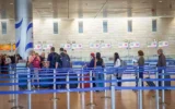 Des voyageurs faisant la queue pour s'enregistrer pour leurs vols, à l'aéroport Ben Gurion, le 7 mai 2025. (Crédit : Nati Shohat/Flash90)